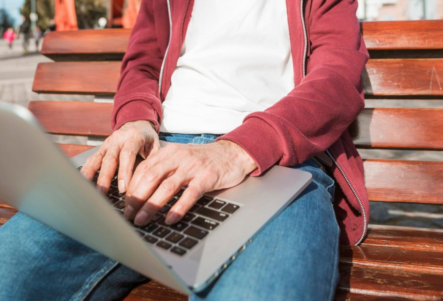 Personne analysant des graphiques financiers sur tablette