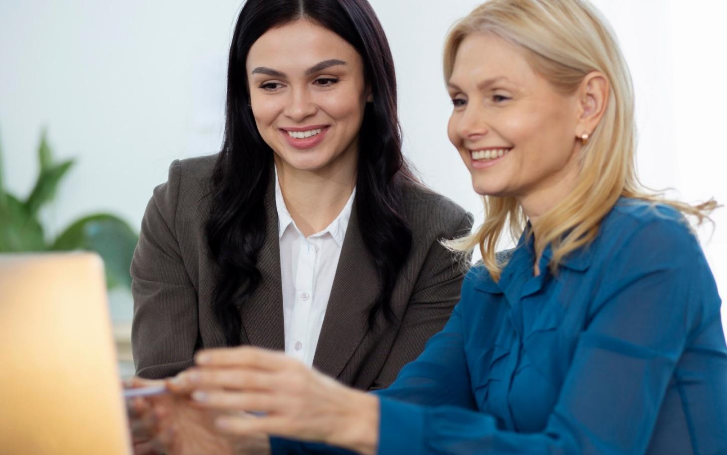 Espace de travail moderne avec ordinateur et documents financiers